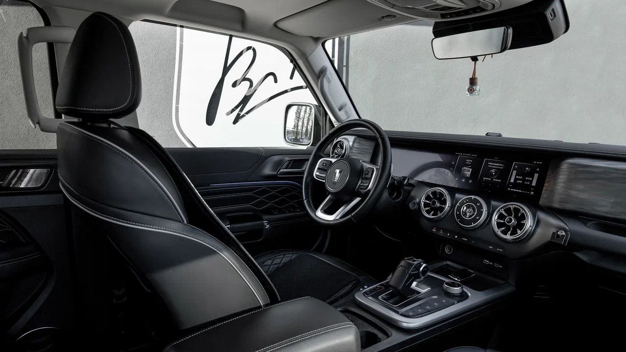 Черный Tank 300 вид салона