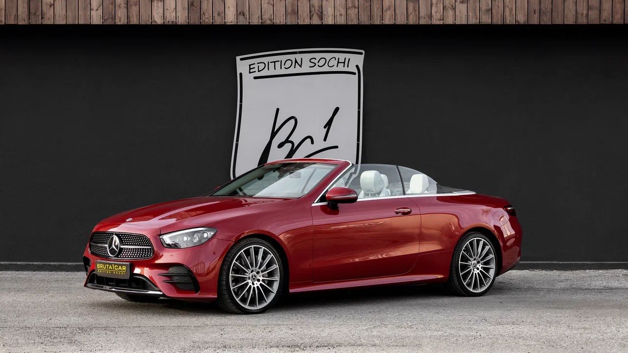 Красный Mercedes-Benz E300 вид спереди