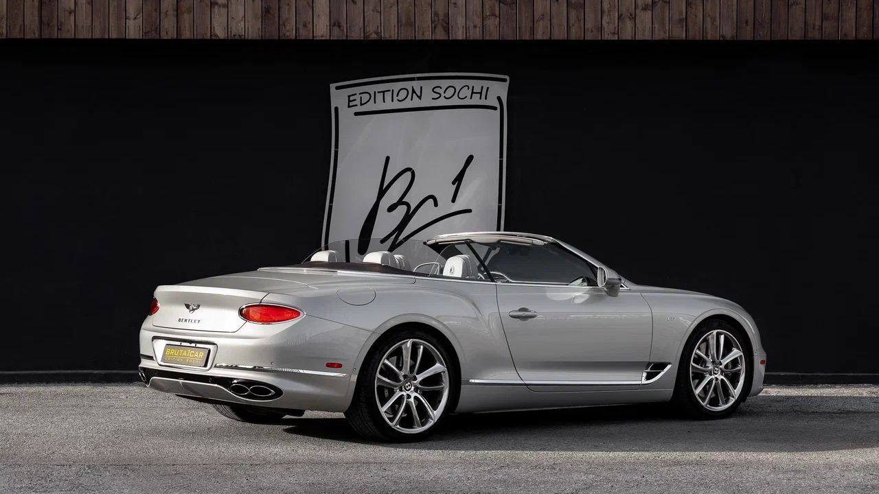 Белый Bentley Continental Convertible, вид сзади