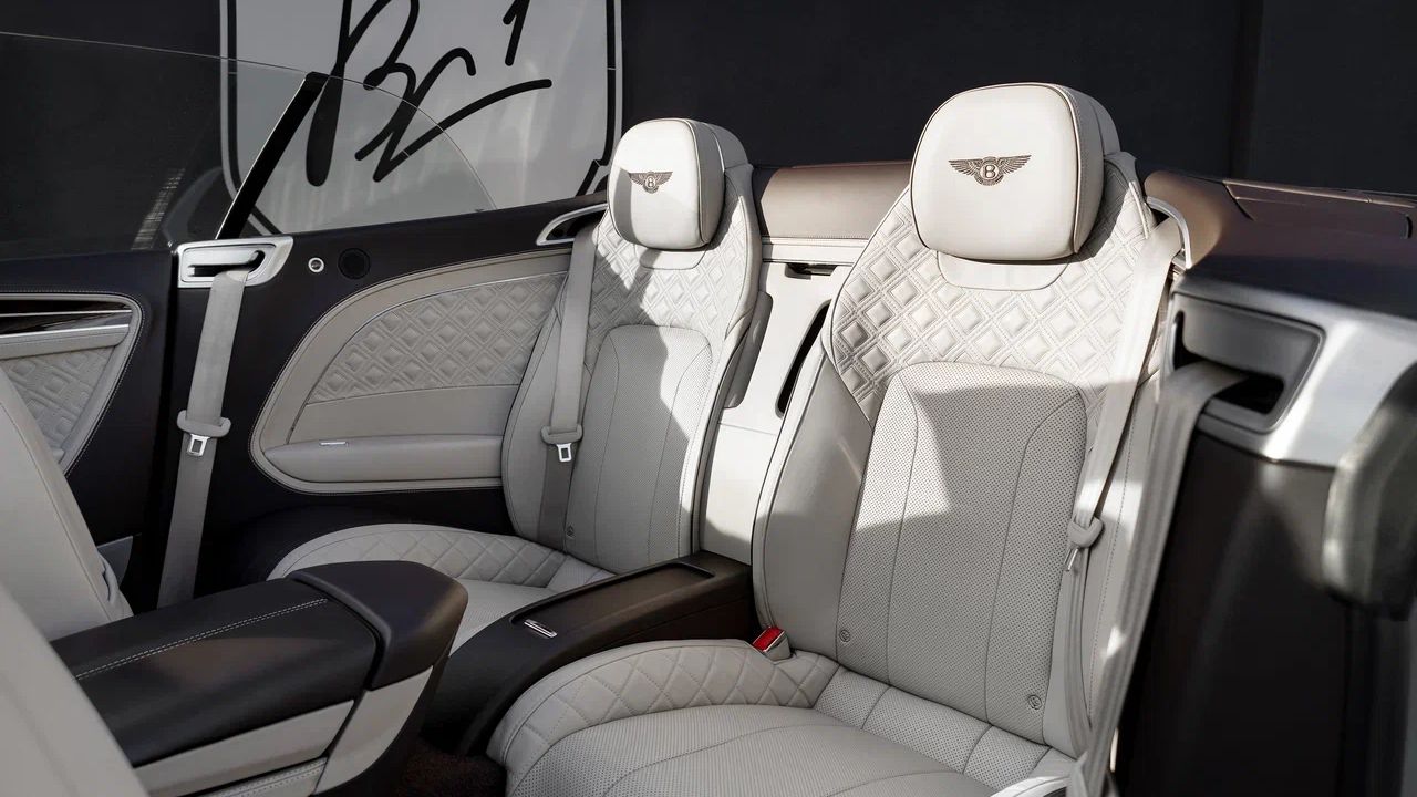 Белый Bentley Continental Convertible, вид задних сидений