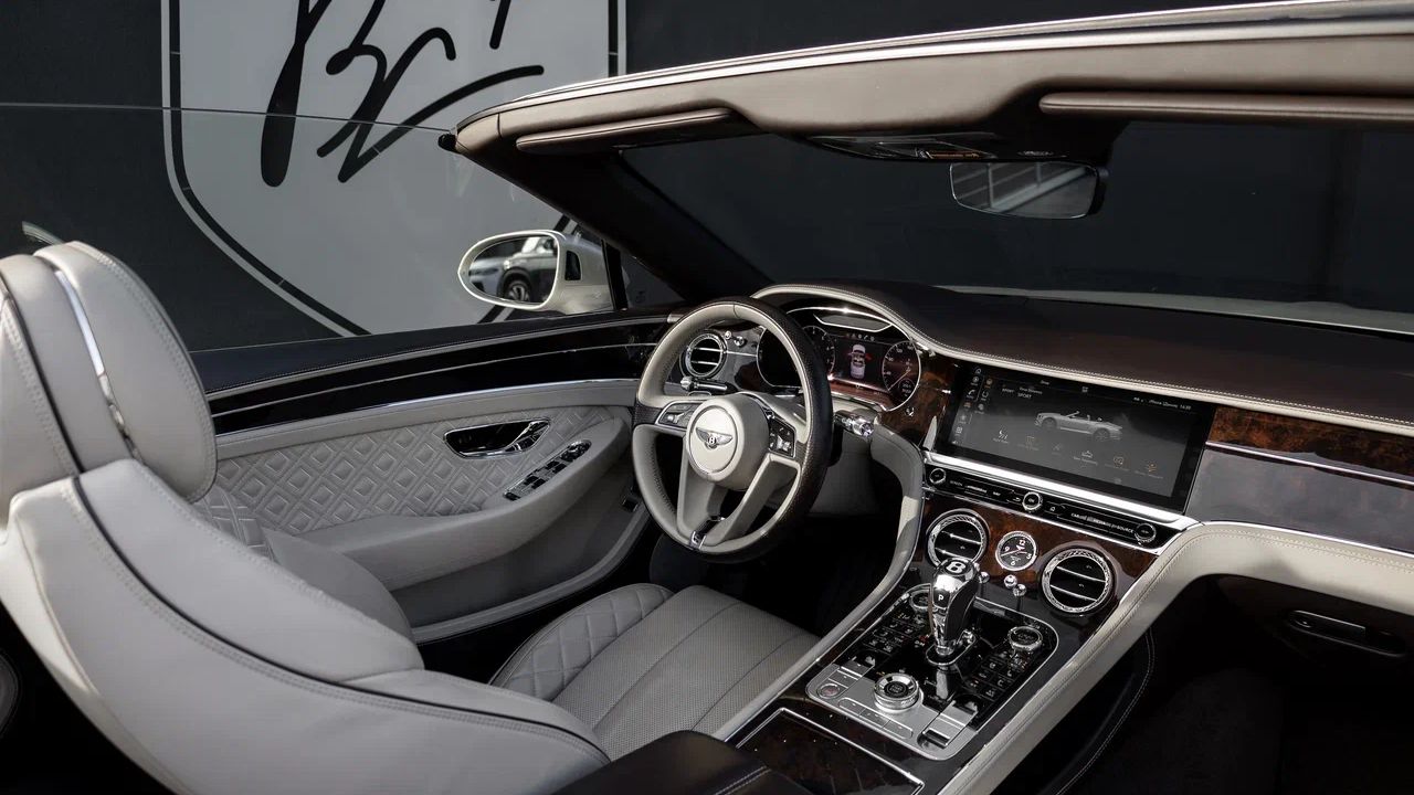 Белый Bentley Continental Convertible , вид салона