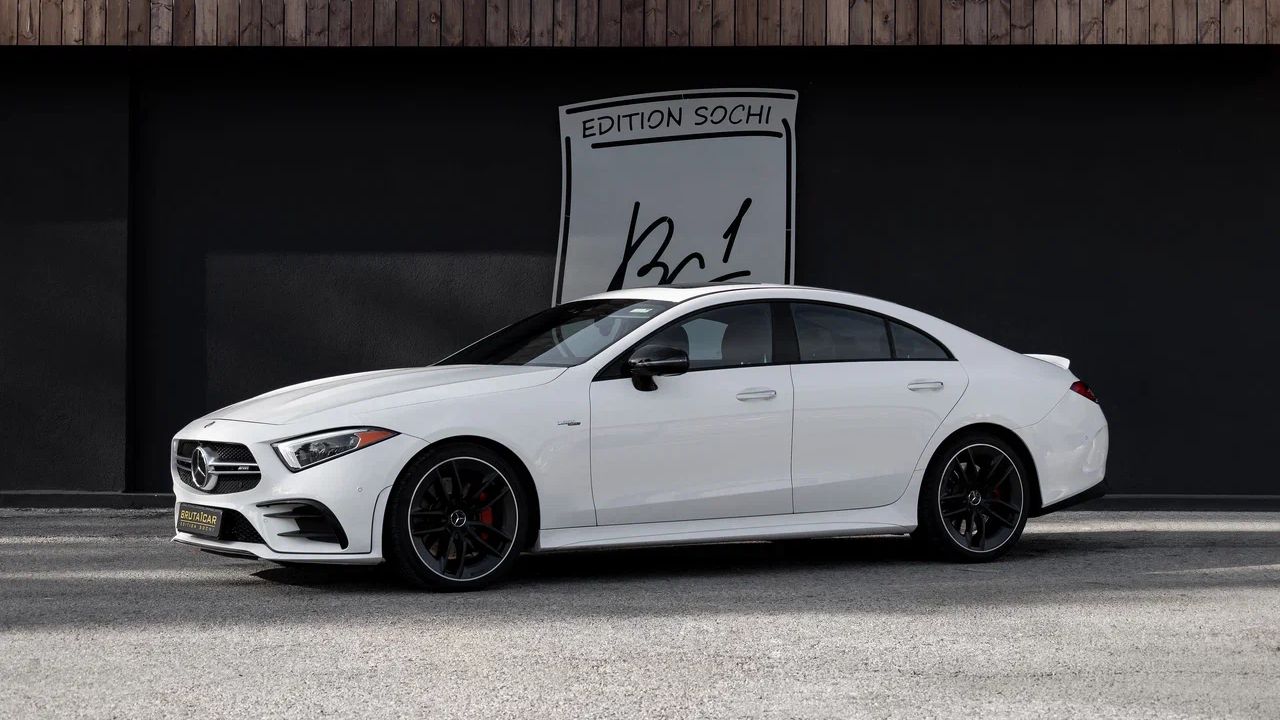 Белый Mercedes-Benz CLS 53 вид спереди