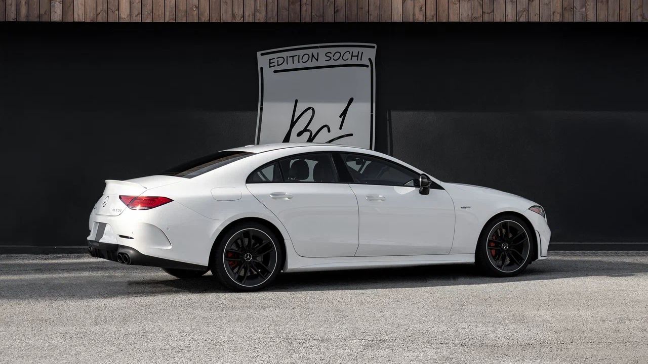 Белый Mercedes-Benz CLS 53 вид сзади