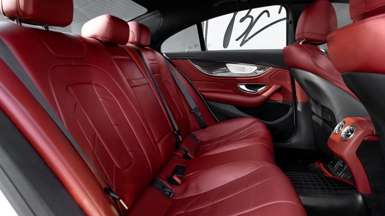 Белый Mercedes-Benz CLS 53 вид салона сзади